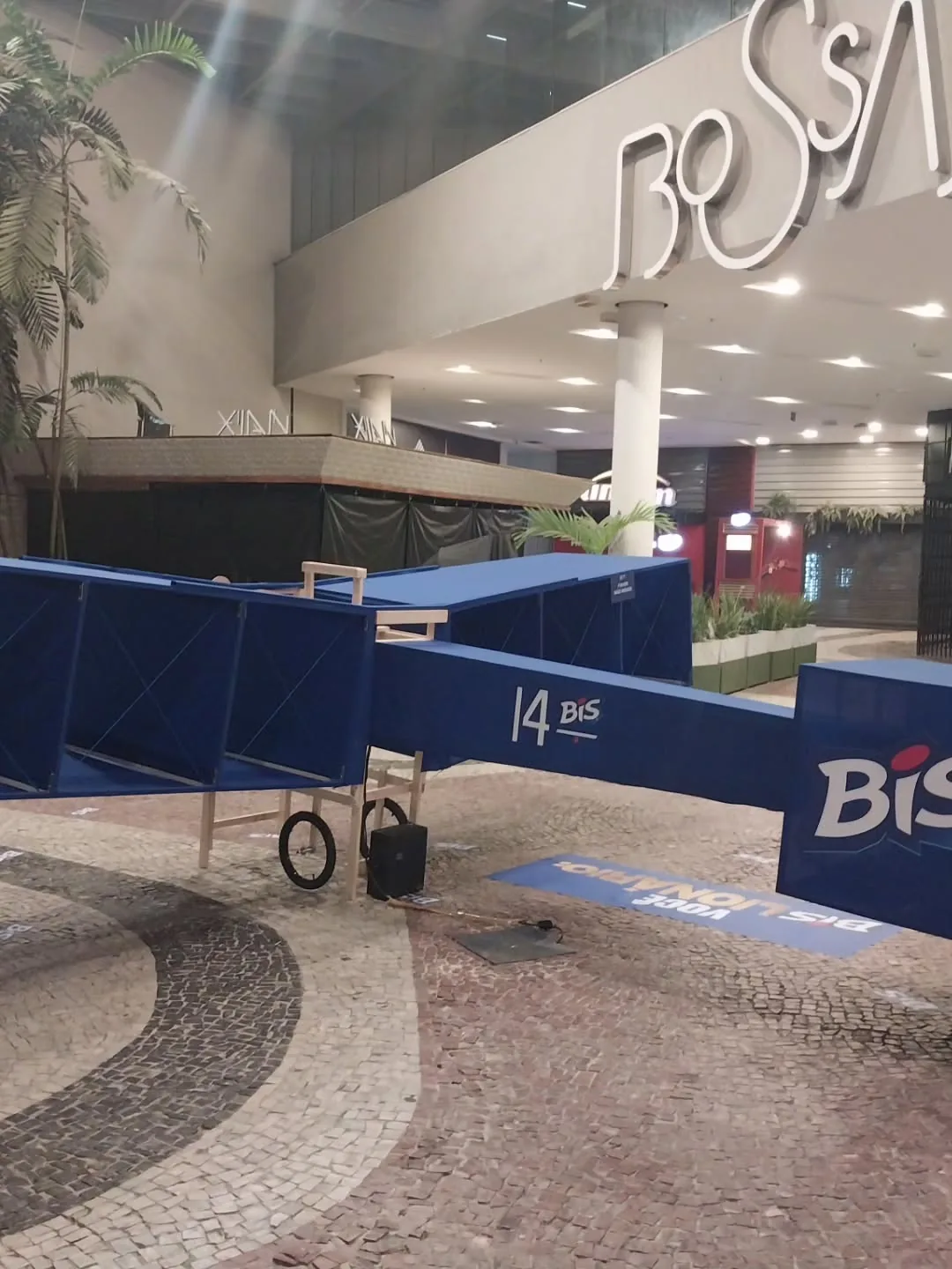 Réplica do avião 14-Bis com a marca Bis montada na entrada do BossaNova Mall