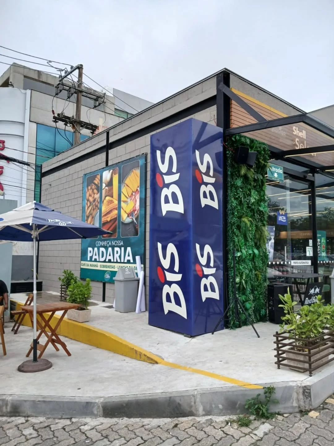 Réplica gigante de um pacote de Bis montada na fachada de uma loja na Barra da Tijuca