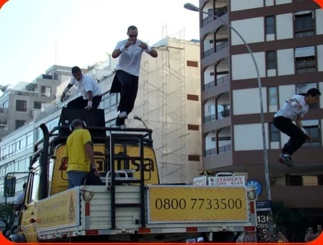 Atleta de parkour em ação da campanha Mude Já da Gafisa