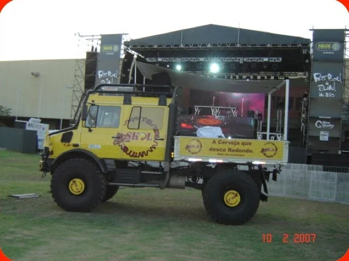 Estrutura de palco e caminhão da ação Skol com Fat Boy Slim