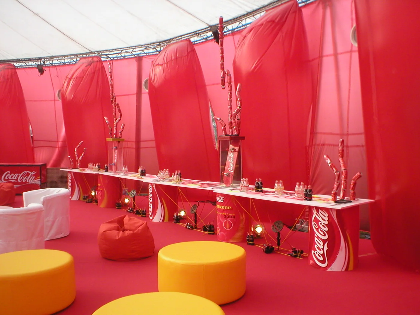 Ambientação vermelha de evento da Coca-Cola