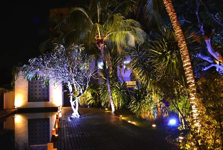 Letreiro iluminado da Energisa em evento noturno