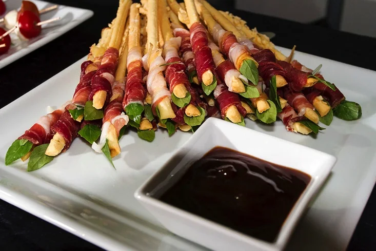 Canapés servidos no buffet da BORA